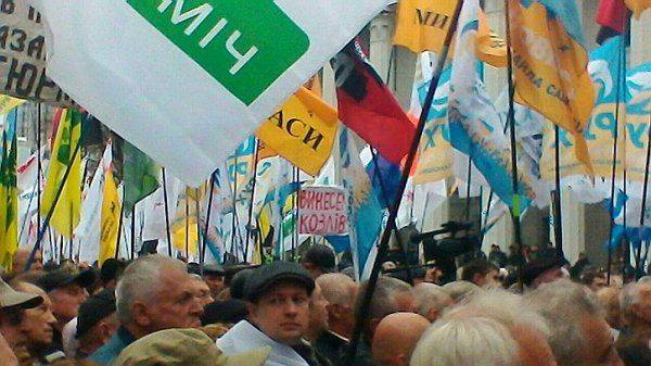 «Вынесем козлов»: Депутаты спрятались от разъяренных обманутых майданщиков в подземелье