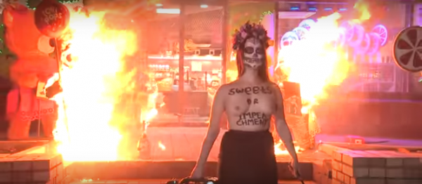 Украинские активисты жгут президентские магазины с шоколадной продукцией Roshen