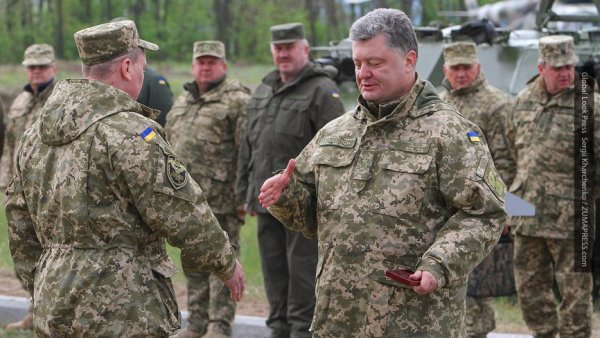 Порошенко в радости: названа дата поставок «мощного» оружия США на Украину