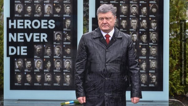 Порошенко попытался переложить ответственность за утерянный Крым