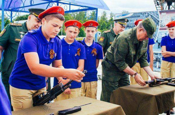 «Юнармия» встречает сирийских героев