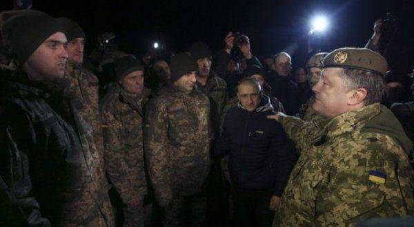 Порошенко по дешёвке купил молчание военнопленных. Но денег не отдал