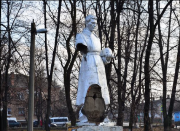 Бандеровцы осквернили памятник советским солдатам в Кировоградской области