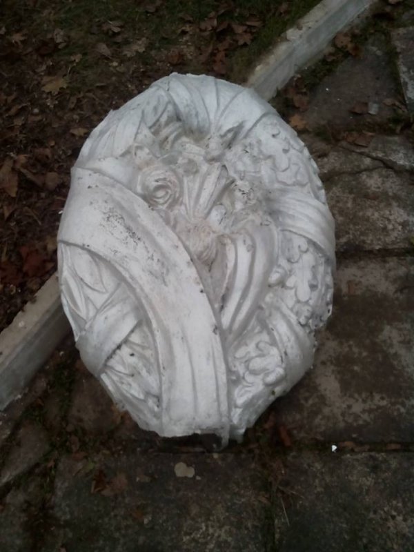 Бандеровцы осквернили памятник советским солдатам в Кировоградской области