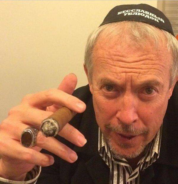 Плюнуть в рожу, Макаревичу...