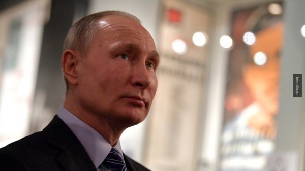 Владимир Путин осмотрел экспонаты выставки, посвященной итогам военных операций в Сирии