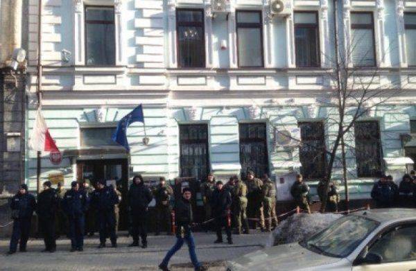 Неонацисты Харькова пикетировали польское консульство, требуя отмены закона о бандеризме 