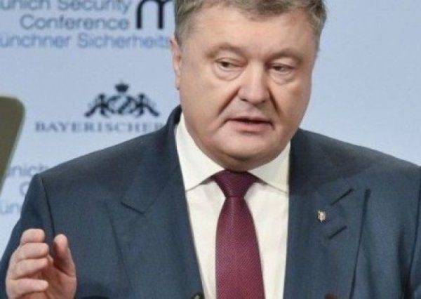 Порошенко хочет, чтобы российский флаг запретили во всем мире