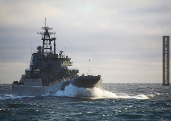Силы ВМС Британии сопроводили три российских корабля в Ла-Манше