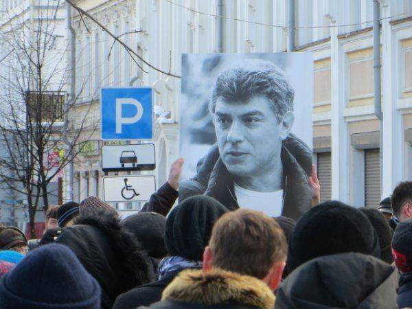 В погоне за минутной славой либералы вновь собрались под портретами Немцова