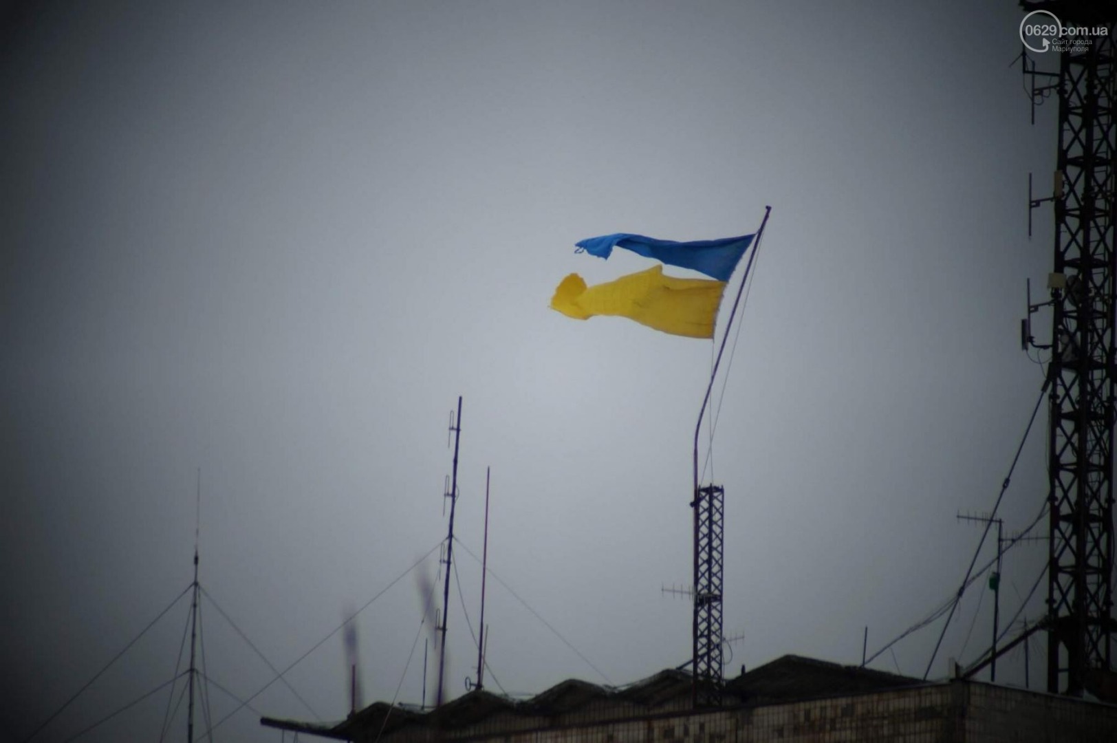 Украина разрыв. Рваный флаг Украины. ВСУ В Артемовске. Разорванный флаг на флагштоке Украины. Самый большой флагшток в Украине.