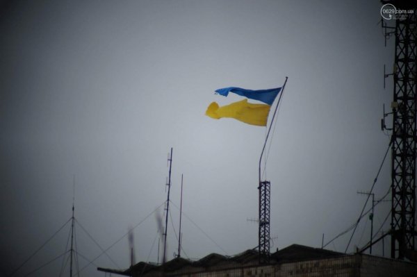 Зловещий знак: самый большой флаг Украины в Мариуполе разорвало надвое