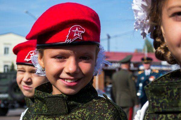 Юные леди «берут высоту» в «Юнармии»