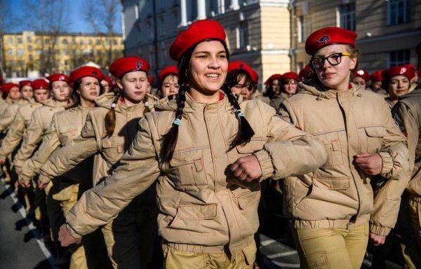Юные леди «берут высоту» в «Юнармии»