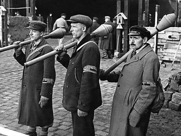 Из воспоминаний ветерана войны: Въехали в один городок, а там фаустников тьма!