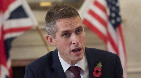 Сеть в гневе: Появилось предложение к министру обороны Британии - куда засунуть свое мнение...