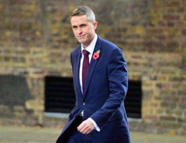 Дрищ из военного ведомства Великобритании, продолжает изображать из себя взбесившегося хомячка