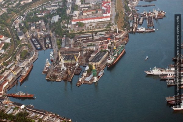 Украина тянет руки к Крыму: Порошенко назвал «своим» Севастопольский морзавод