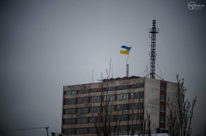 Зловещий знак: самый большой флаг Украины в Мариуполе разорвало надвое