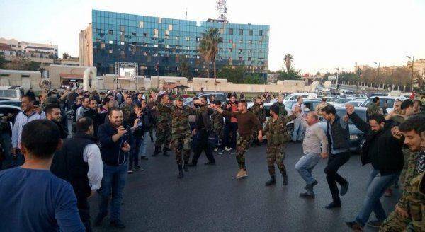 "Мы не боимся". Жители Дамаска после бомбёжки НАТО вышли на митинг в поддержку армии и президента Башара Асада