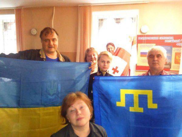 Либералам не дали пройти с флагами меджлиса и Украины по Петербургу