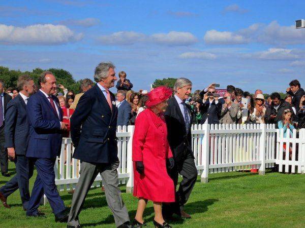 Елизавета II преподнесла России «голову» Терезы Мэй