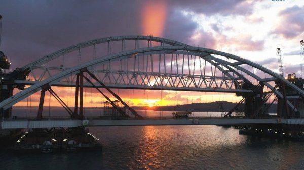Украина угрожает крымскому мосту баннером