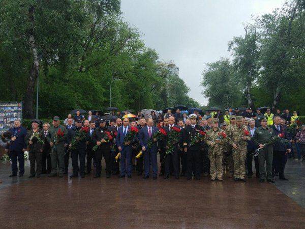 Свято манкурта «Червона дупа» – гибрид белой розы с чёрной жабой