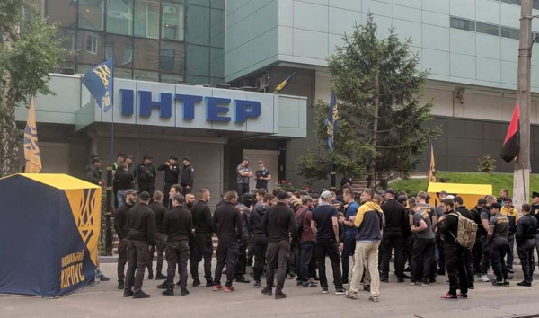 «Не допустим трансляцию!» — неонацисты в Киеве заблокировали телеканал «Интер»