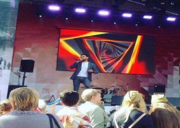 Радикалы хотят сорвать концерт Виталия Козловского, за выступление в Москве на День Победы