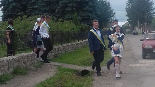 На Тернопольщине выпускники пришли на линейку в советской форме