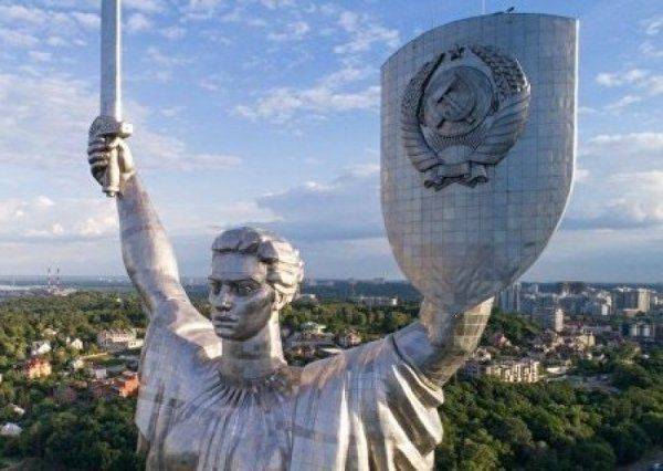 Вятрович заявил, что Киев тормозит декоммунизацию и не сбивает герб с «Родины-матери»