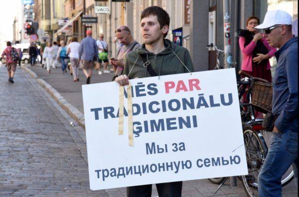 В Риге участники гей-парада признались в любви американским военным