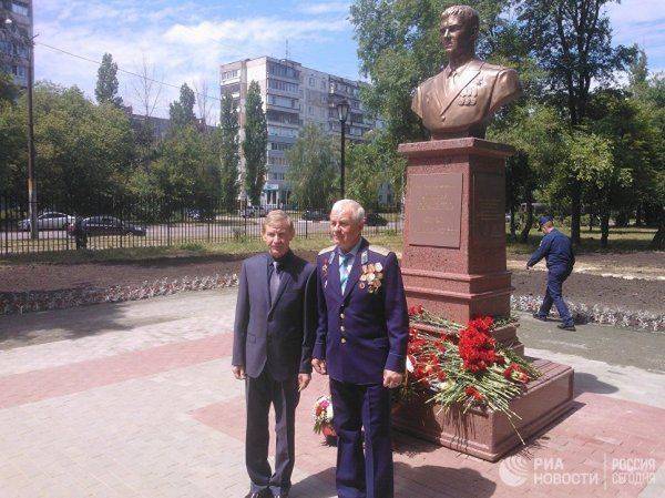 Бюст погибшему в Сирии летчику Роману Филипову открыли в Воронеже