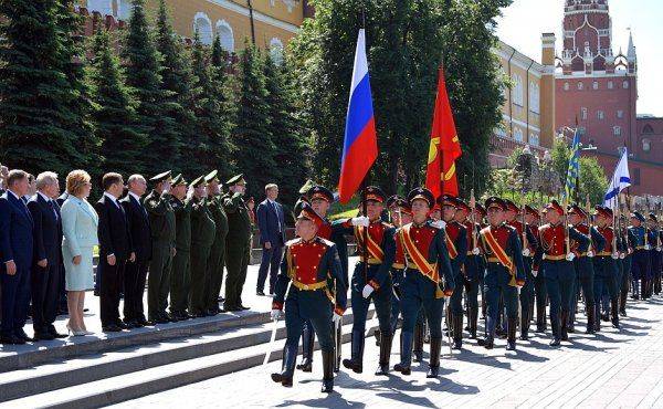 Владимир Путин возложил венок к могиле Неизвестного солдата