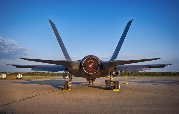 Почему три истребителя США F-35 так и не долетели до своей новой базы в Израиле?