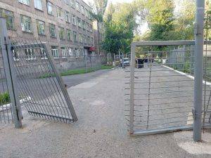 В Мариуполе неизвестный литовец снёс ворота СБУ В Мариуполе неизвестный литовец снёс ворота СБУ