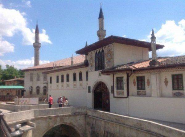 Монтян: татары по факту катаются, как сыр в масле, причем за счёт остального населения Крыма Монтян: татары по факту катаются, как сыр в масле, причем за счёт остального населения Крыма