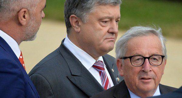 Главное меру соблюсти: пьяный Юнкер чуть не упал на Порошенко на саммите НАТО