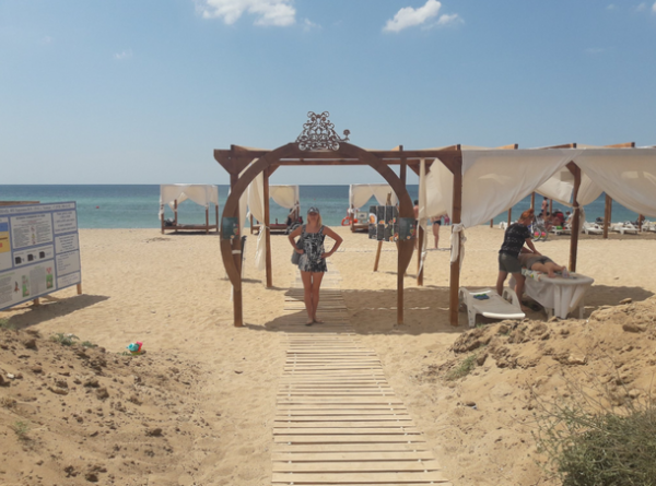 Прожектор пропаганды: как украинские СМИ пытаются создать видимость пустых пляжей в Крыму.