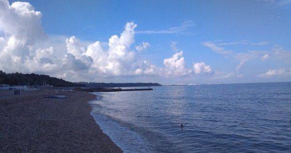 Прожектор пропаганды: как украинские СМИ пытаются создать видимость пустых пляжей в Крыму.