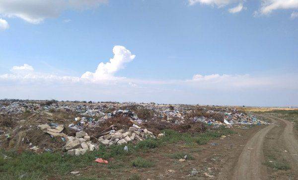 Деньги не пахнут? Как можно заработать на мусорных свалках в Крыму Деньги не пахнут? Как можно заработать на мусорных свалках в Крыму