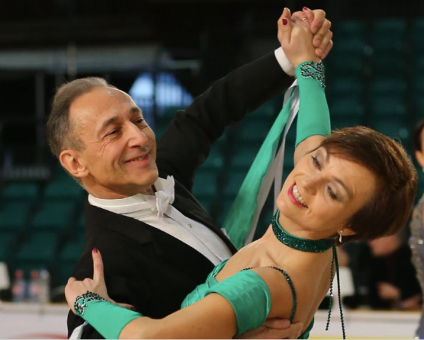 Как оставаться молодым душой и телом в 50+? Люди танцуют Как оставаться молодым душой и телом в 50+? Люди танцуют