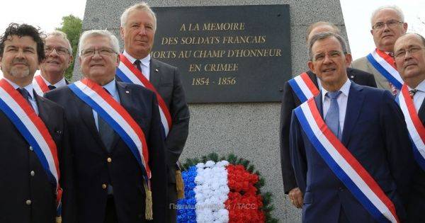 Международная изоляция Крыма – такая же, как «порванная в клочья экономика»?