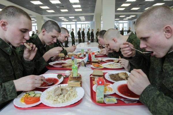 Минообороны развенчало мифы о голодных солдатах - чиновники рассказали об армейском питании