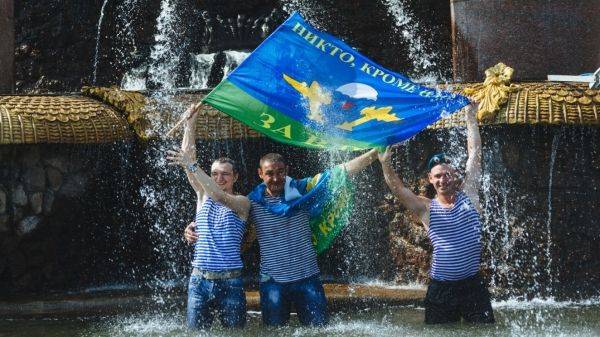 «Лучше надеть ватник». Советы иностранцев в день ВДВ «Лучше надеть ватник». Советы иностранцев в день ВДВ