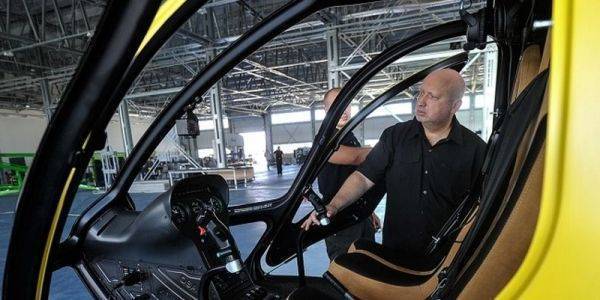 Турчинов обещает каждому украинцу по вертолету, которые спасут от ям на дорогах