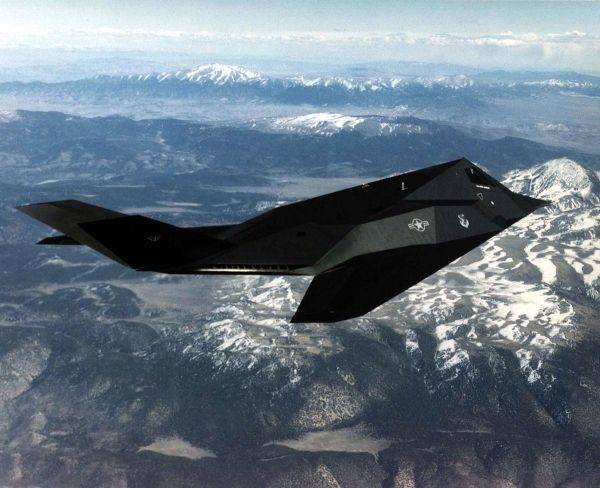 Американцы в секретной «Зоне-51» проводят испытания «ликвидатора» русских истребителей Американцы в секретной «Зоне-51» проводят испытания «ликвидатора» русских истребителей