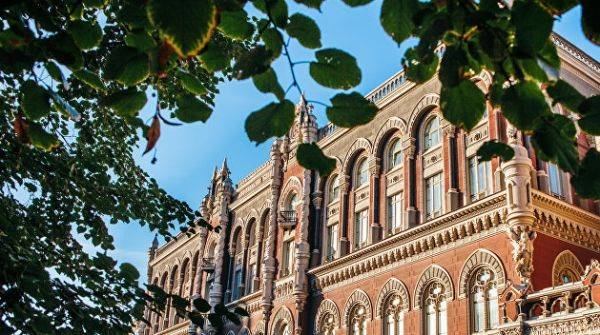 Спасение рядового Гривны: НБУ судорожно распродает доллары