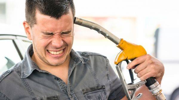 Плюс 7 рублей: Бензин снова подорожает